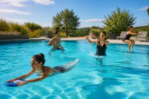 découvrez les meilleurs exercices dans la piscine pour maigrir efficacement et brûler un maximum de calories grâce à des mouvements adaptés à votre niveau.