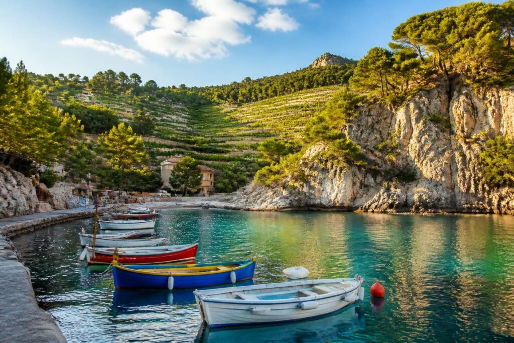 découvrez les trésors de cassis : ses criques idylliques et ses vignobles renommés pour une expérience inoubliable au cœur de la provence.