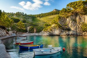 découvrez les trésors de cassis : ses criques idylliques et ses vignobles renommés pour une expérience inoubliable au cœur de la provence.