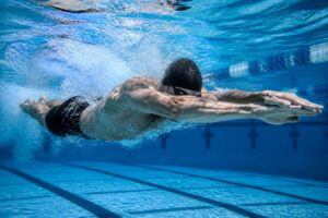 découvrez comment la technique du corps nageur peut optimiser votre performance en natation en améliorant votre posture et votre efficacité dans l'eau.