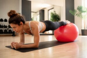 découvrez comment le gainage avec ballon peut renforcer votre sangle abdominale en douceur grâce à un exercice efficace et adapté à tous les niveaux.