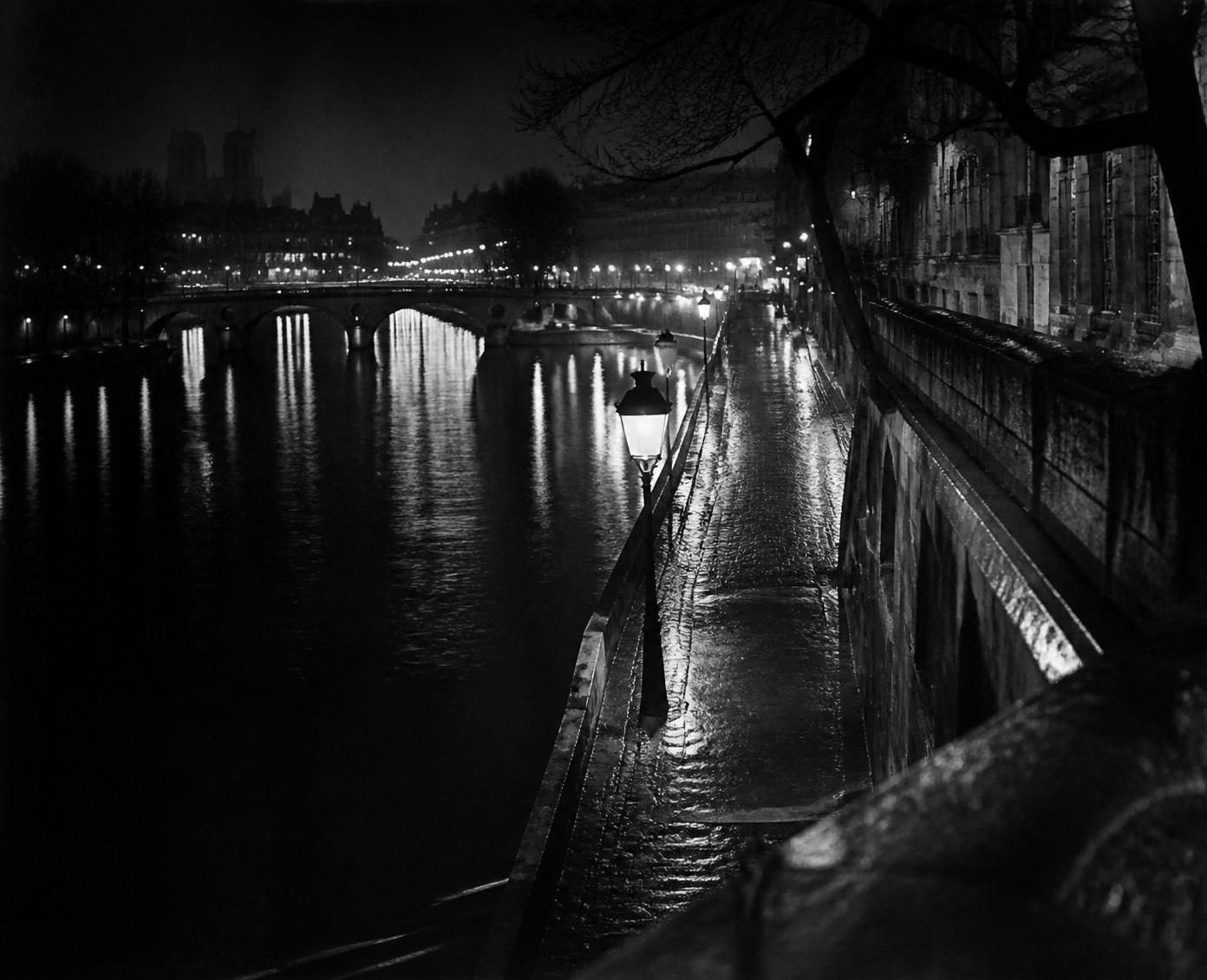 découvrez paris de nuit à travers l'objectif de brassai, maître du clair-obscur, qui sublime la ville lumière en capturant ses contrastes mystérieux et poétiques.