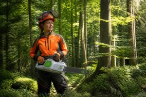 découvrez comment choisir la tronçonneuse idéale alliant performance et respect de l'environnement pour vos travaux de coupe en toute efficacité.