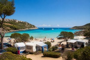 découvrez les meilleurs campings pas chers en sardaigne au bord de la mer. guide complet pour choisir où séjourner au nord et au sud de l'île, profitez de plages magnifiques et d'une ambiance conviviale.
